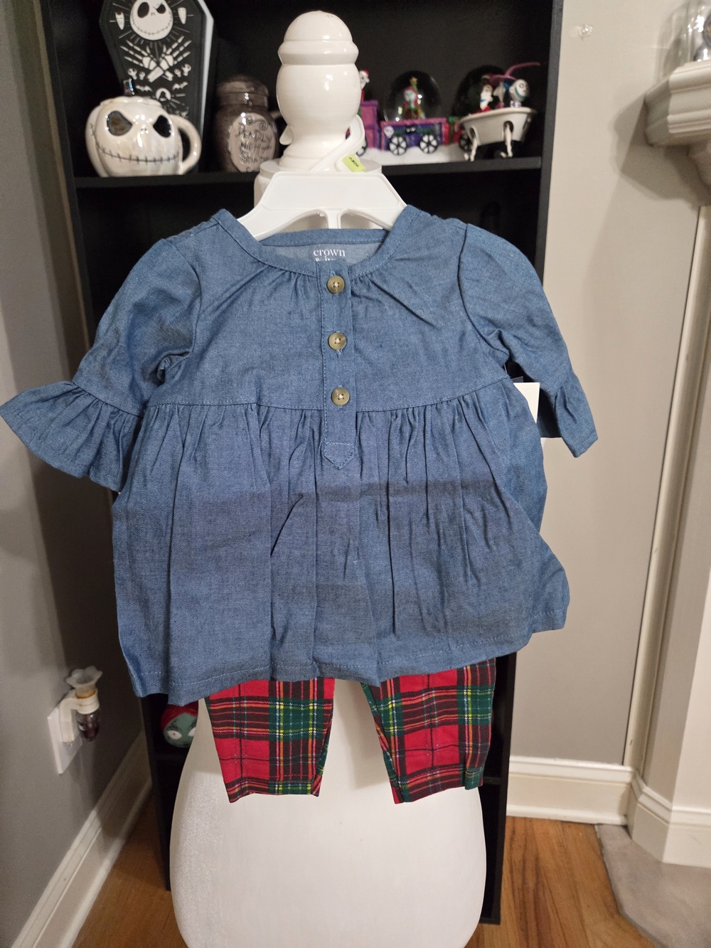 crown & ivy Blue Chambray Tunic with Red Plaid Leggings